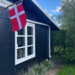 Find Kolonihave – Hyttefacade og Danneborg flag