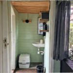 Kolonihave med toilet og vask
